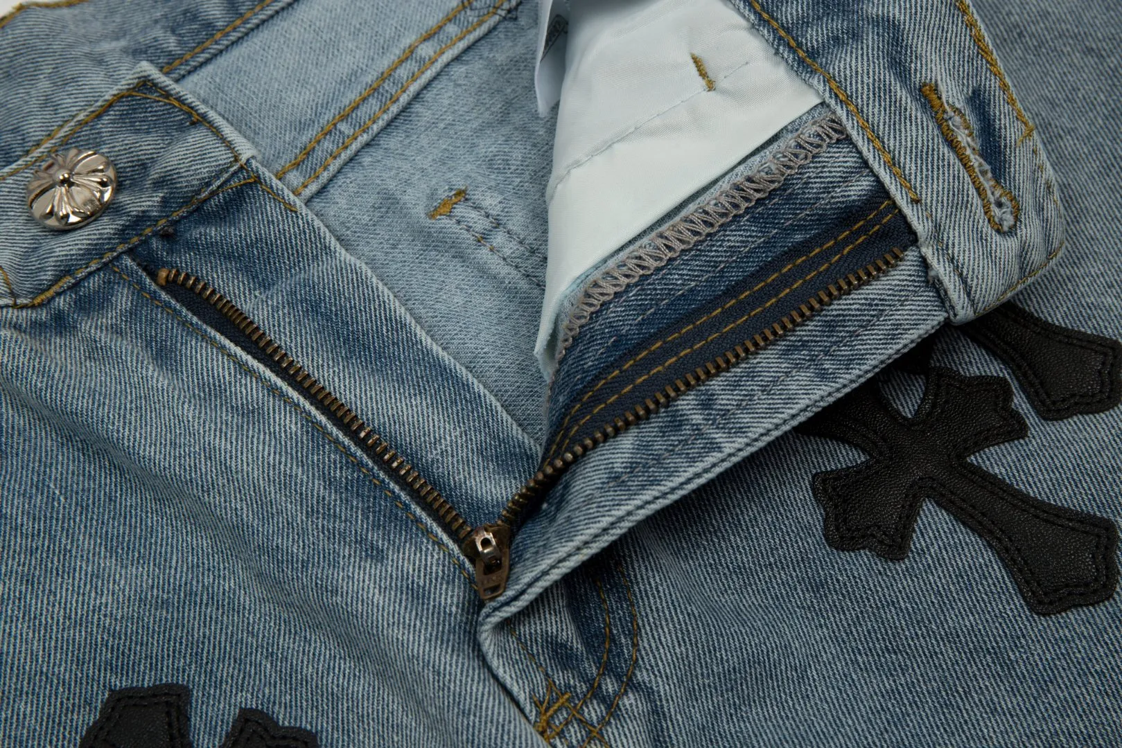 KE919#P180 The only correct leather label version on the market Chrome Hearts CH Cross embroidery distressed jeans Top ceiling quality 100% correct version The correct version is here!  Believe me this must be the best quality you will ever come across! ! Excellent value for money! !  Styles with different washes and textures are very friendly to people with thin legs and thick legs. The straight version is very flattering to the shape of the legs. The moderate length is timeless and easy to match. It is the basis of various styles and a must-have in the wardrobe! ! Add a little stacking to easily control the clean fit trend that has exploded this year. The fabric is stiff but also makes the upper body soft without losing texture. The sides and cuffs of some styles have a bone-wash effect. The vintage flavor pops up all at once. It’s really hard not to love it! ✅Correctly customize the Croxin metal leather label on the back panel. It is not sold directly with the cross on the finished jeans. 1:1 copying strives for excellence and the details are perfectly grasped. ✅The cross leather label is clear and smooth. Exquisite turning top craftsmanship. ✅Buttons, zippers and hardware are all customized versions of the Croxin LOGO. ✅High-cost washing process. Size: 28 30 32 34 36 (5 sizes)